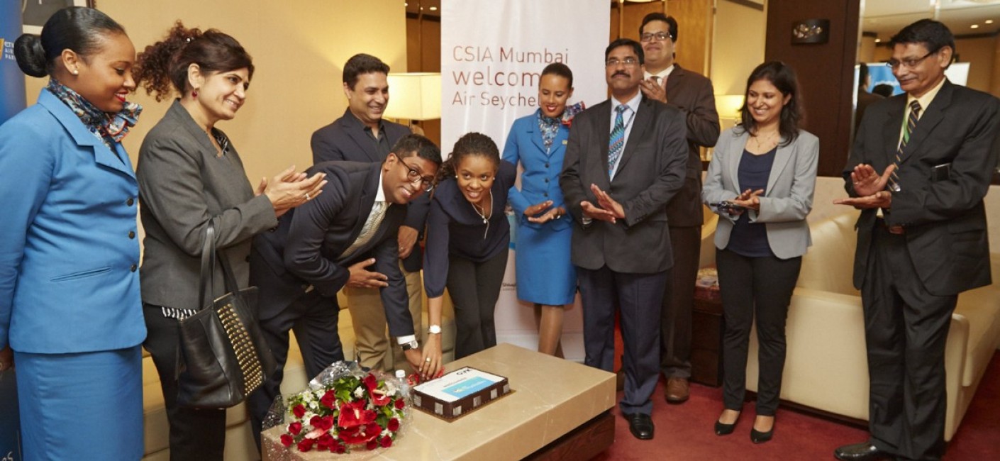 Manoj Papa and Sherin Naiken participate in a traditional cake-cutting ceremony at Chhatrapati Shjivaji International Airport