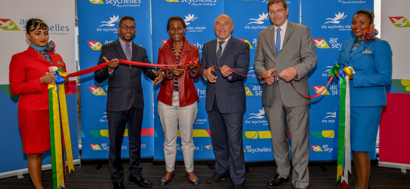 Manoj Papa, Air Seychelles, Bernadette Willemin, Director for Europe at the Seychelles Tourism Board, HE Lionel Majeste-Larrouy, Ambassador of France to Seychelles, and Emmanuel Perrot, Head of Commercial Development at Charles de Gaulle Airport ABCD Terminals, participate in a ribbon-cutting ceremony to commemorate the first non-stop flight between Seychelles and Paris